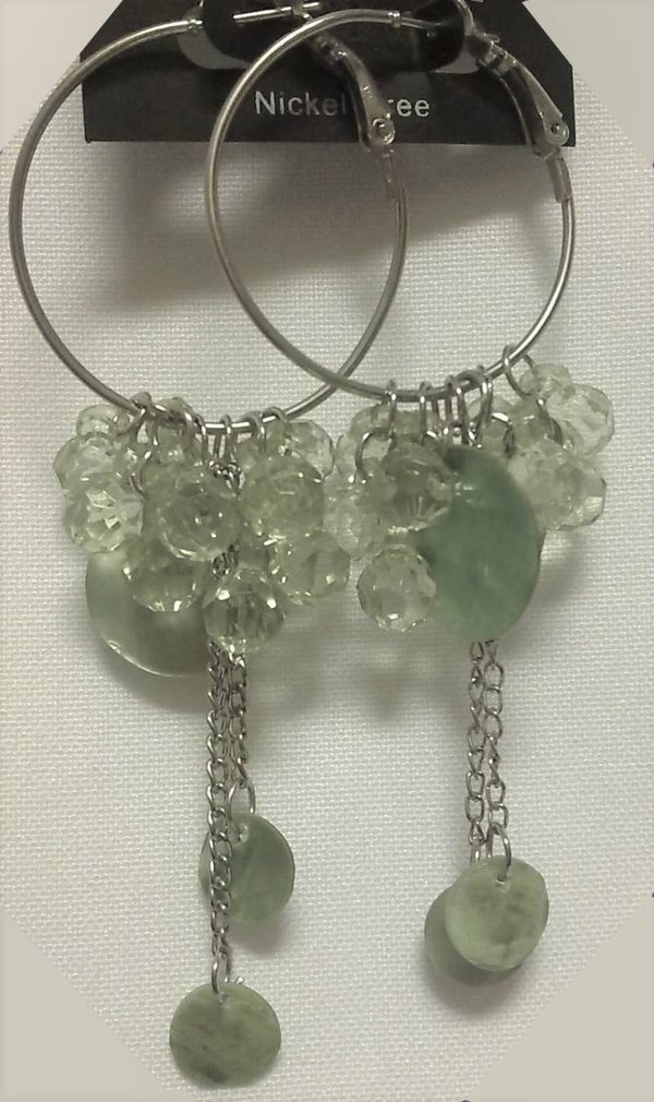 [10093]  Oorringen met groene kralen en schelpjes