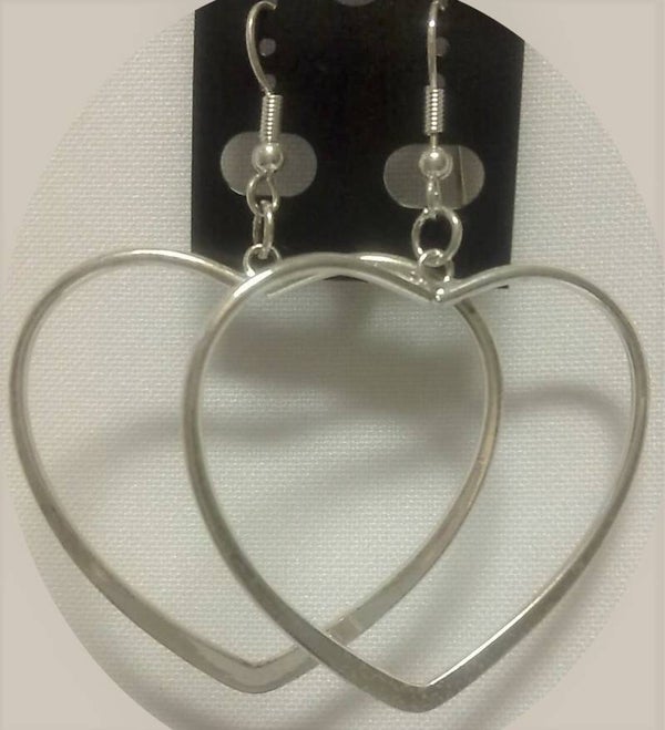[10196]  Oorhangers met zilverkleurige hartjes 