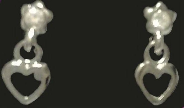 [10206]  Zilverkleurige oorstekers met hartjes en strass