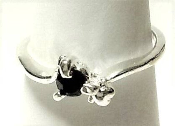 [12001]  Zilverkleurige ring met paars steentje (maat 17)