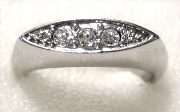 [12007]  Zilverkleurige ring met strass (maat 18)