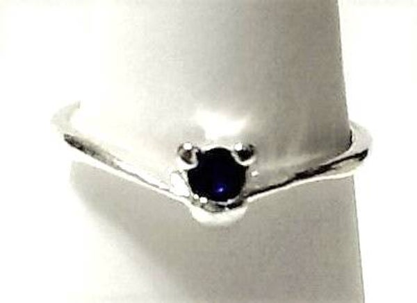 [12008]  Zilverkleurige ring met donkerblauw steentje (maat 17)