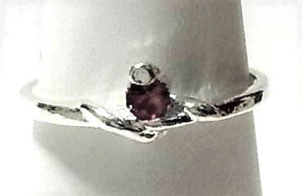 [12009]  Zilverkleurige ring met roze steentje (maat 17)