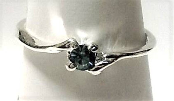 [12017]  Zilverkleurige ring met lichtblauw steentje (maat 17)