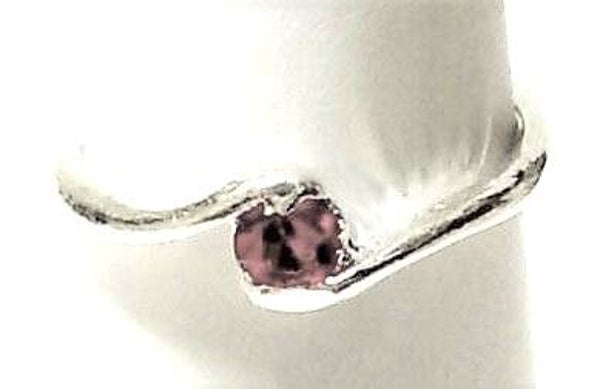 [12018]  Zilverkleurige ring met rood steentje (maat 16)