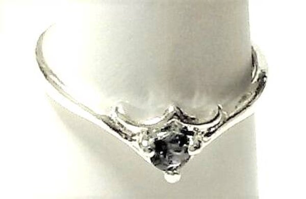 [12020]  Zilverkleurige ring met lila steentje (maat 17)