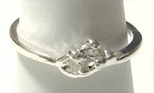 [12034]  Zilverkleurige ring met helder steentje (maat 17)