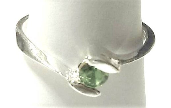 [12036]  Zilverkleurige ring met groen steentje (maat 17)