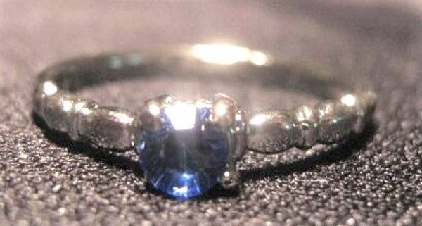 [12042]  Zilverkleurige ring met blauwe strass (maat 16)