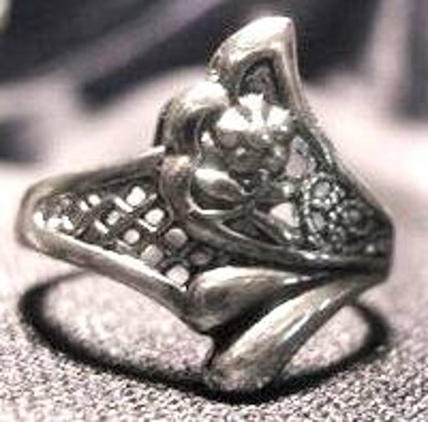 [12060]  Zilverkleurige ring (maat 18)