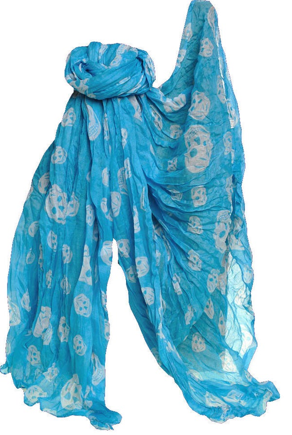 [16056]  Lichtblauwe sjaal met witte skulls