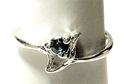 [12006]  Zilverkleurige ring met lichtblauw steentje (maat 17)