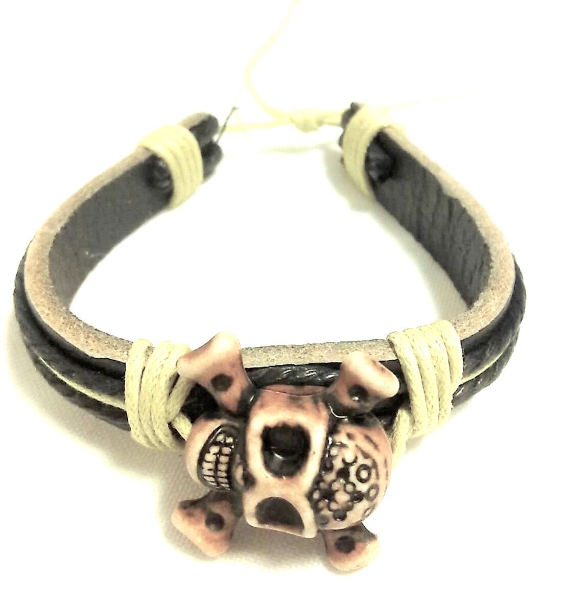[3030]  Zwarte leren armband met roodbruine skull