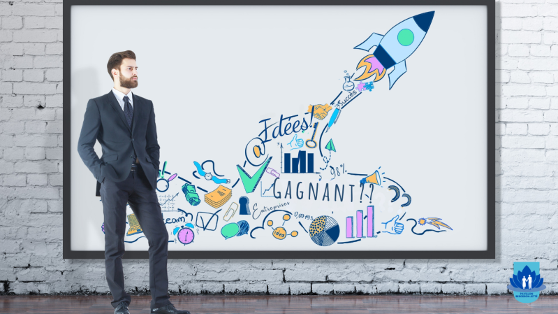 Un entrepreneurs posant devant un tableau décrivant la réussite 