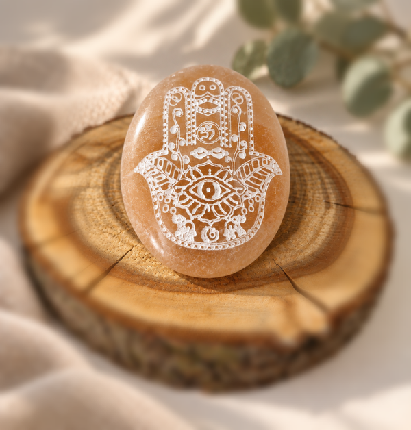 Oranger Selenit mit Hamsa-Hand – gravierter Handschmeichler aus Marokko