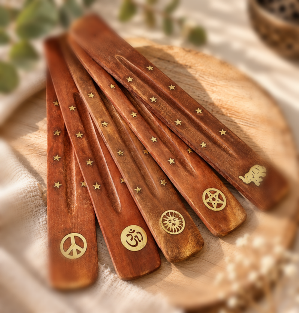 Räucherstäbchenhalter aus Mangoholz – Zufallsmotiv