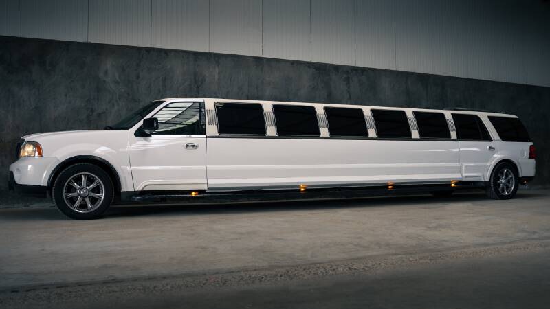 Xxl limousine, grote limousine, grootste limousine van Nederland, limousine met veel ramen, lange limousineWitte limousine, witte lincoln navigator limousine, limousine huren, limo huren, limousine huren goedkoop, goedkope limousine huren, limousine huren