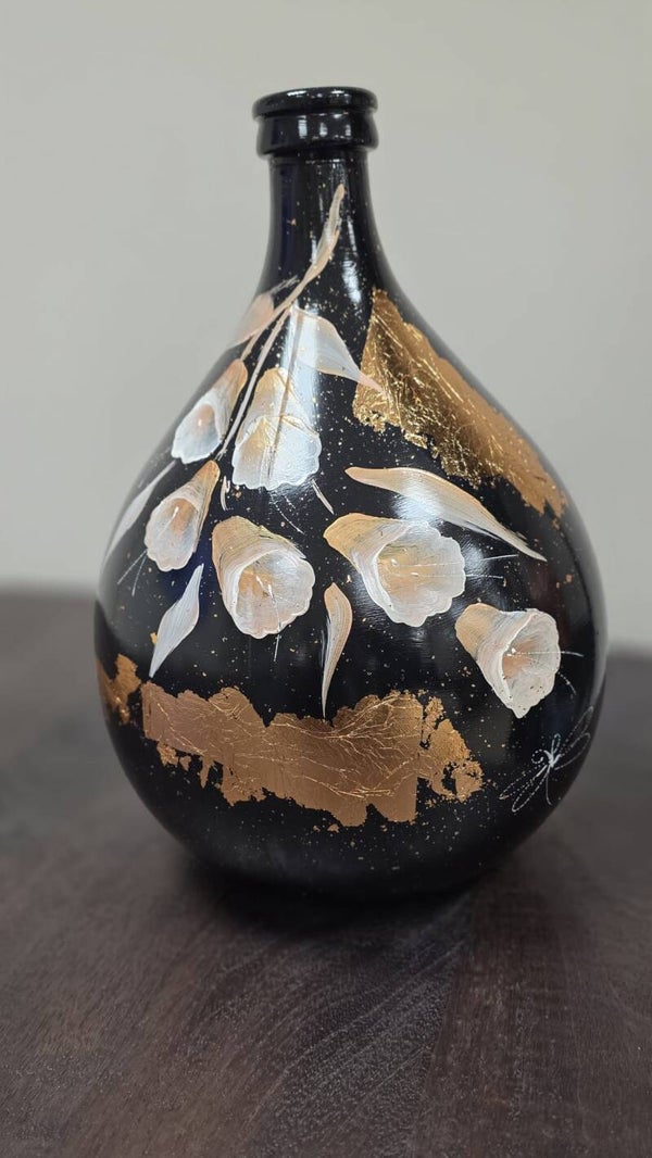 zwarte vazen middelgroot rosegoud met witte bloemen