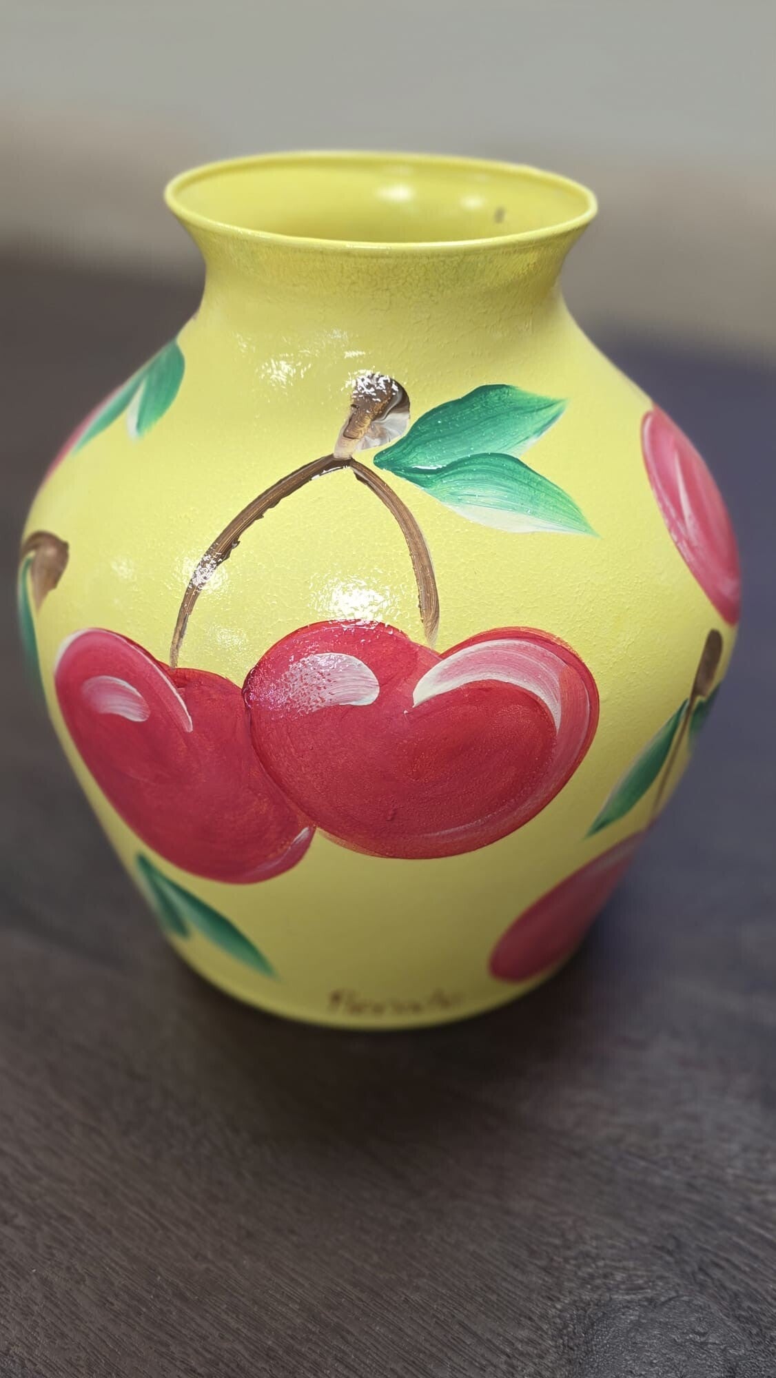 Gele vaas met betuwse kersen