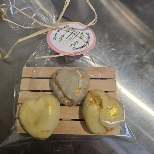 3 savons coeurs  Collection ''Or'' sur porte savon bois !