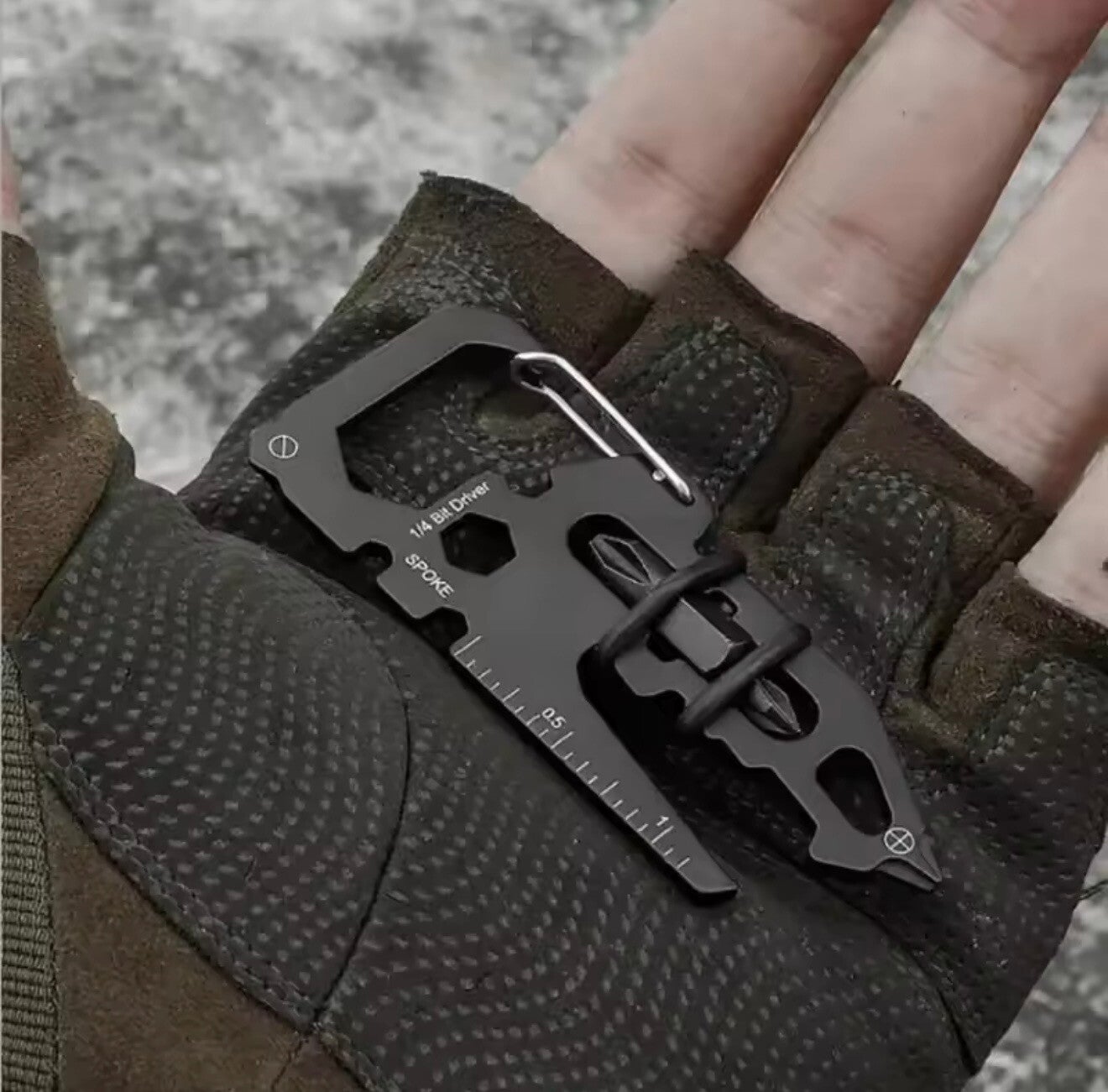 Outil multifonction compact avec mousqueton – Acier noir