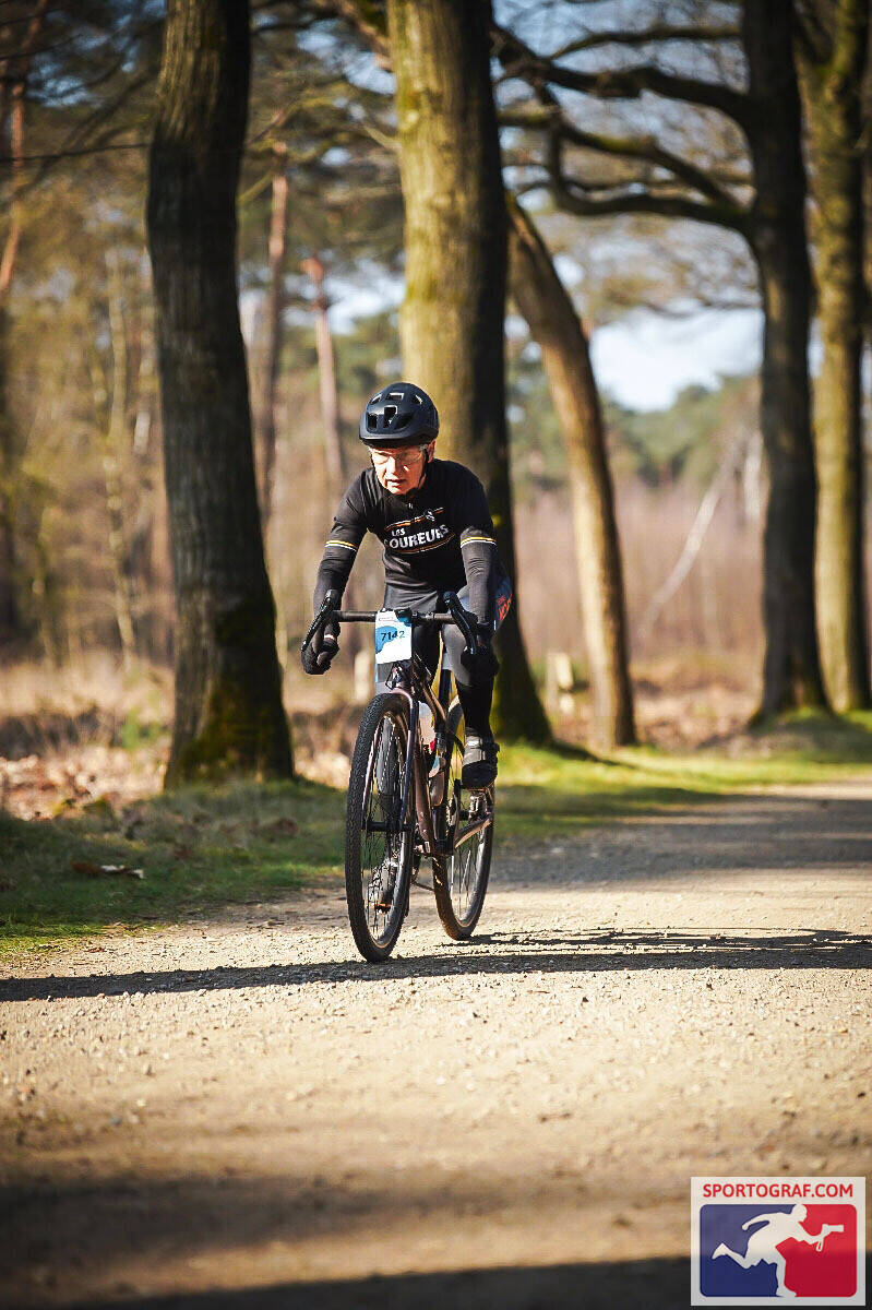 Heidi Rombouts in actie op een gravelfiets tijdens een wedstrijd