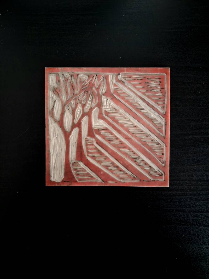 Artistieke linoblok met bomen en schaduwen in rode tint