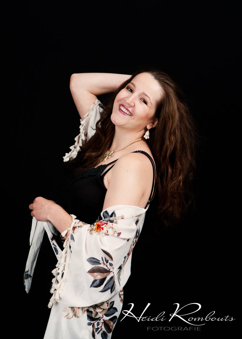 studioportret - vrouw - zwarte achtergrond