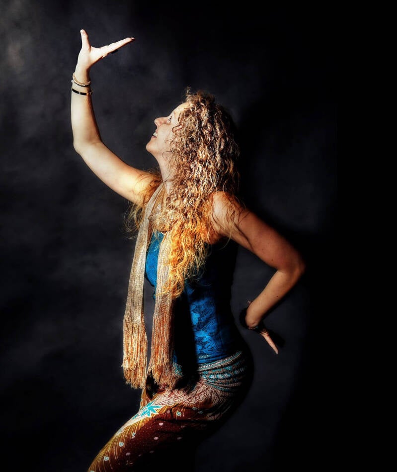 studioportret - vrouw - zwarte achtergrond