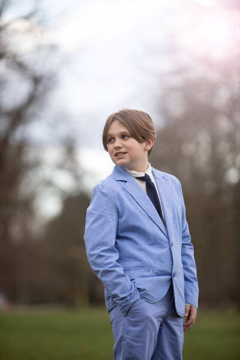 communie jongen buiten