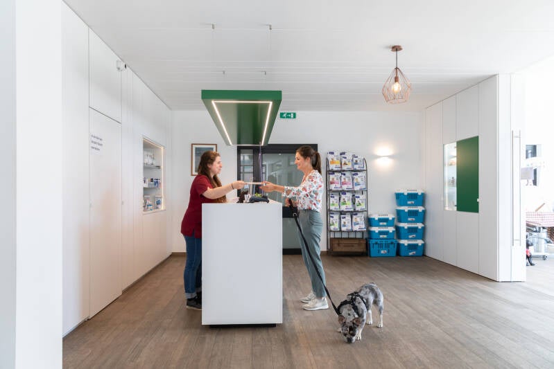 Onthaal bij dierenarts met 2 personen en hondje.jpg