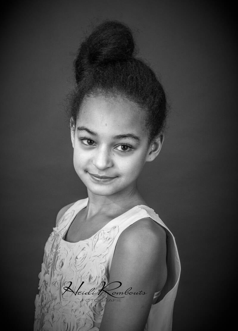 studioportret - kind - zwart wit - zwarte achtergrond