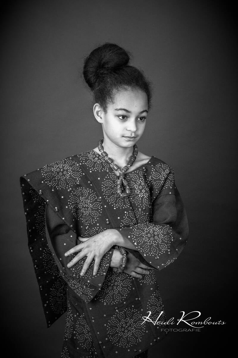 studioportret - kind - zwart wit - zwarte achtergrond