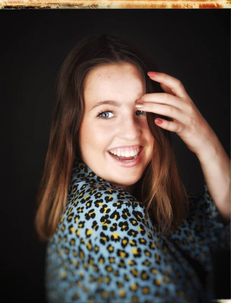 studioportret - vrouw - zwarte achtergrond