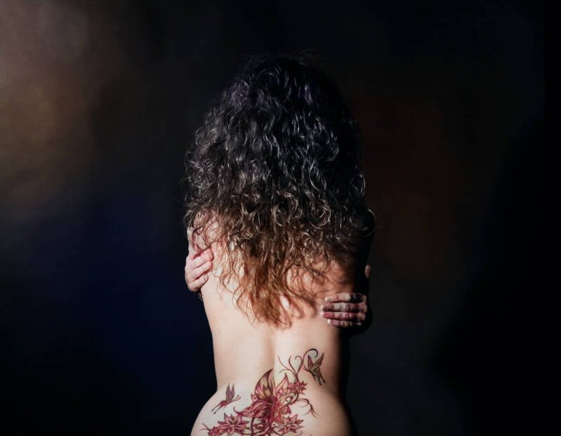 studioportret - vrouw - zwarte achtergrond