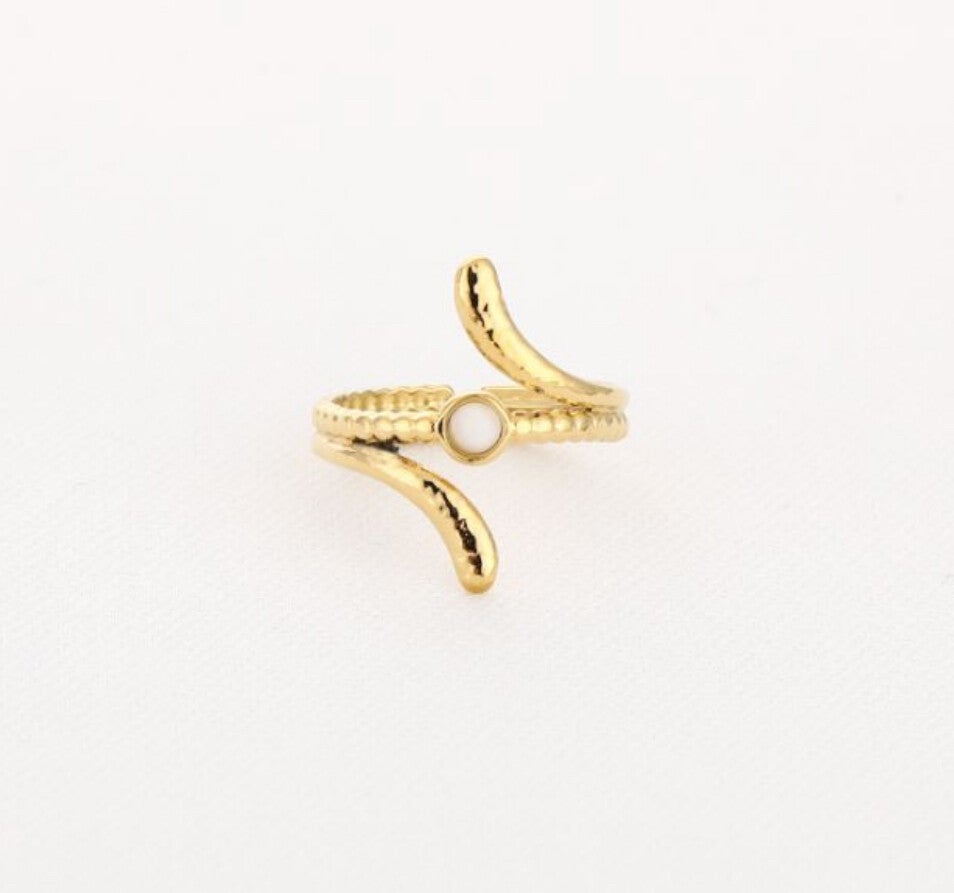 Ring Spiral White Stone
