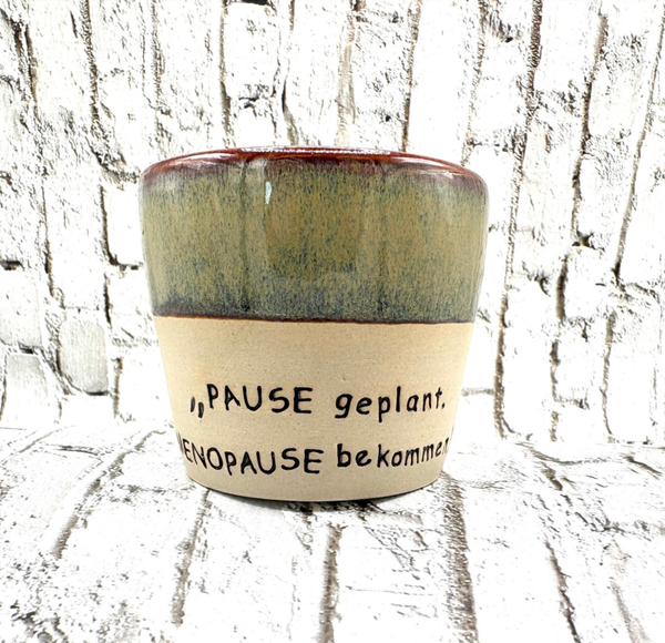 ☕ „Pause geplant, Menopause bekommen“ – Handgemachter Keramikbecher mit Humor