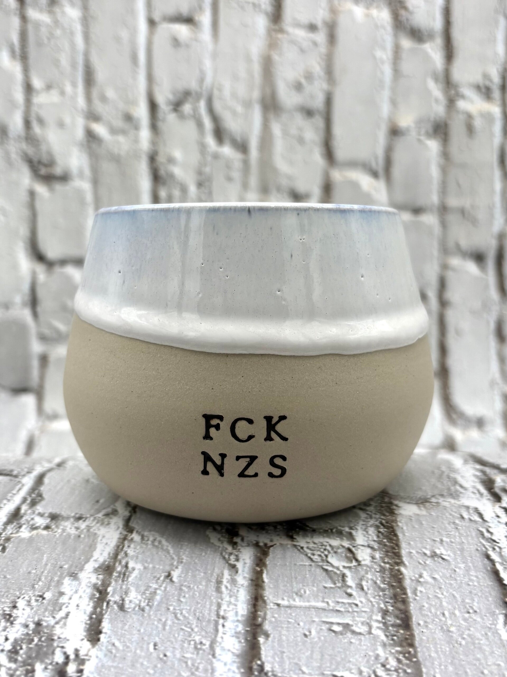 Keramiktasse mit Statement – FCK NZS in Beige mit Blauverlauf