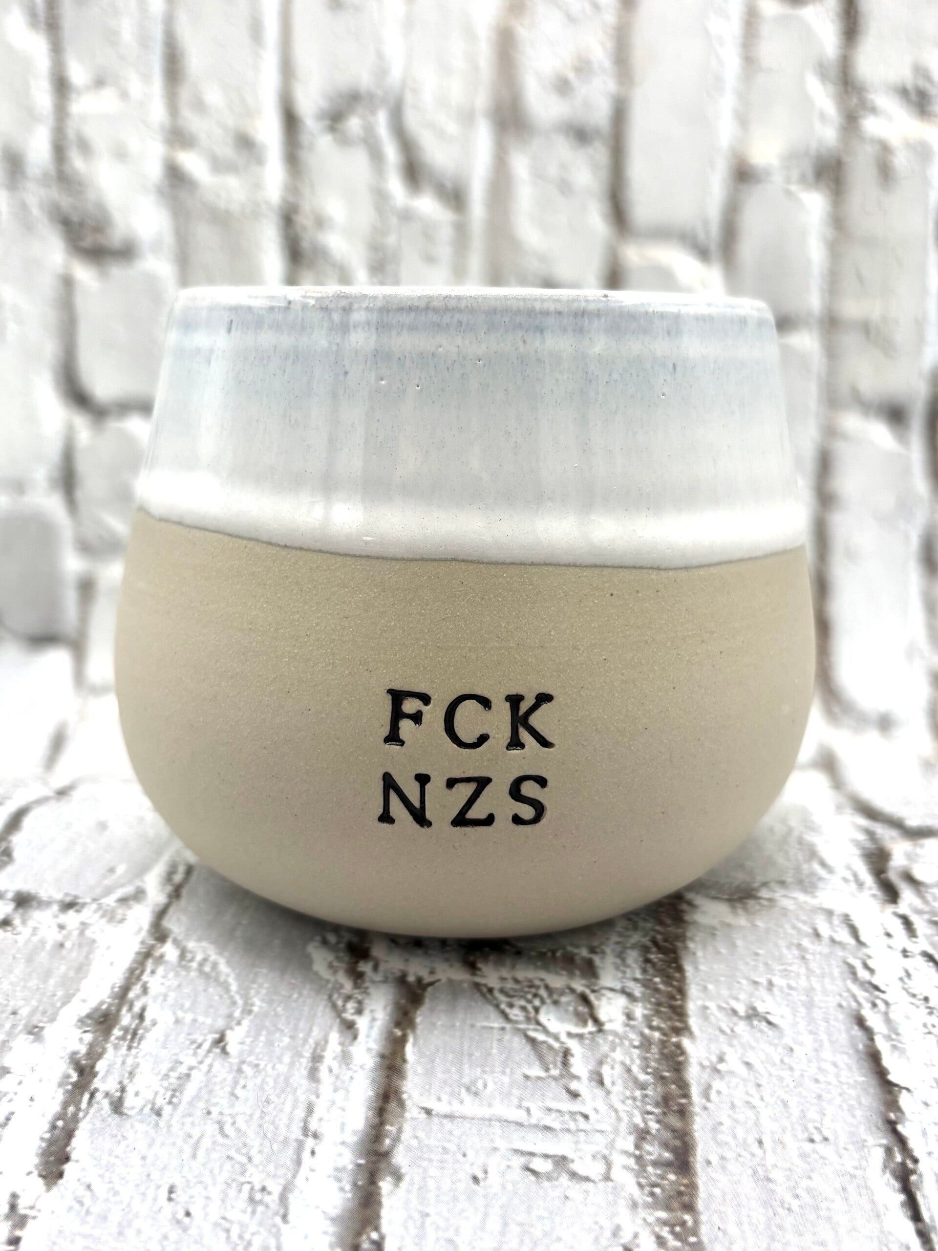 Keramiktasse mit Statement – FCK NZS in Beige mit Blauverlauf