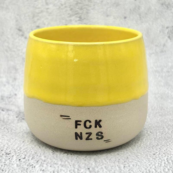 Keramiktasse mit Statement – FCK NZS in Beige und Gelb