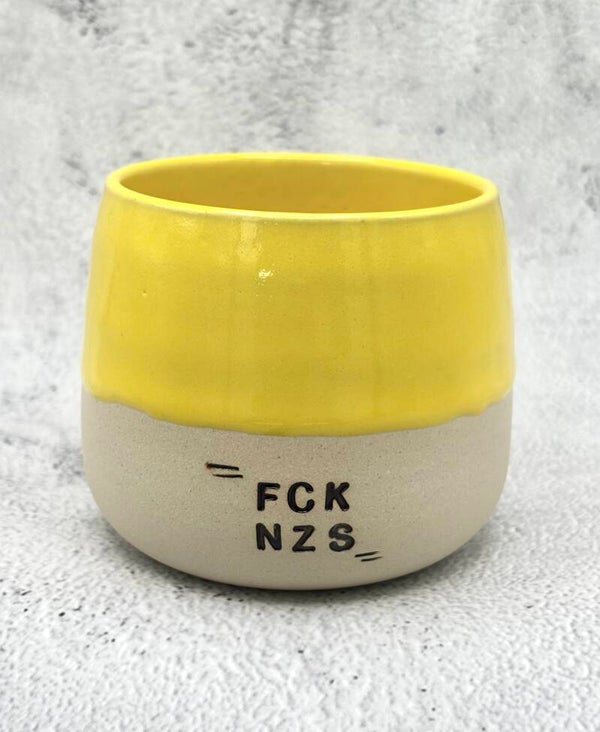 Keramiktasse mit Statement – FCK NZS in Beige und Gelb