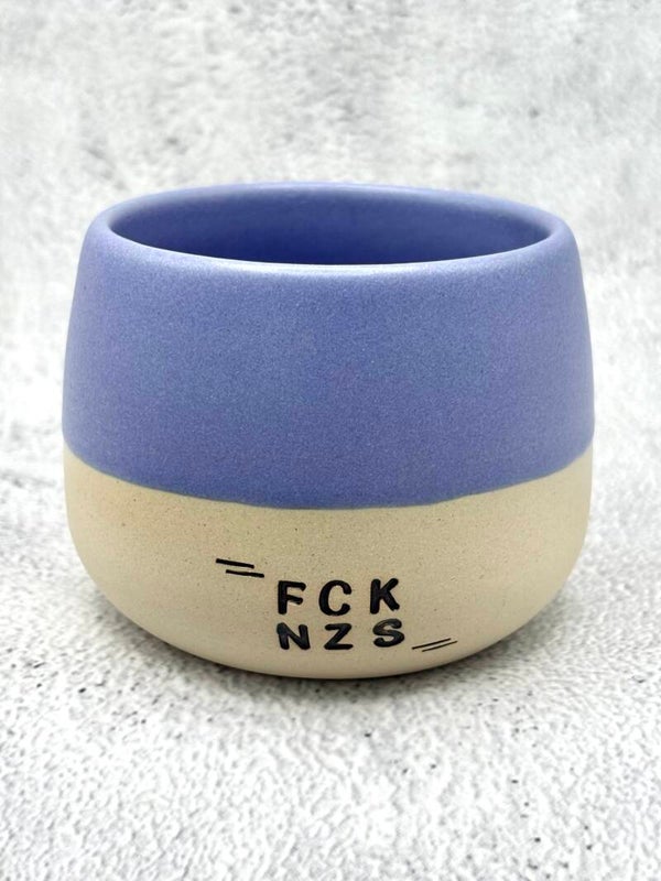 Keramiktasse mit Statement – FCK NZS in Beige und Blau
