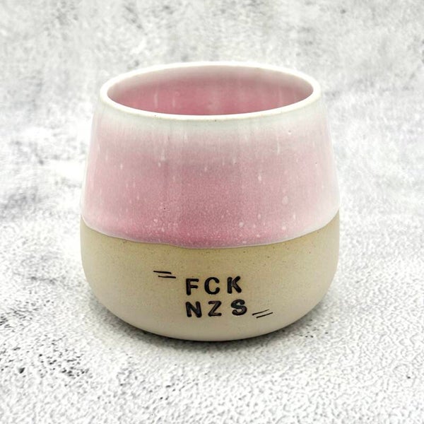 Keramiktasse mit Statement – FCK NZS in Rose