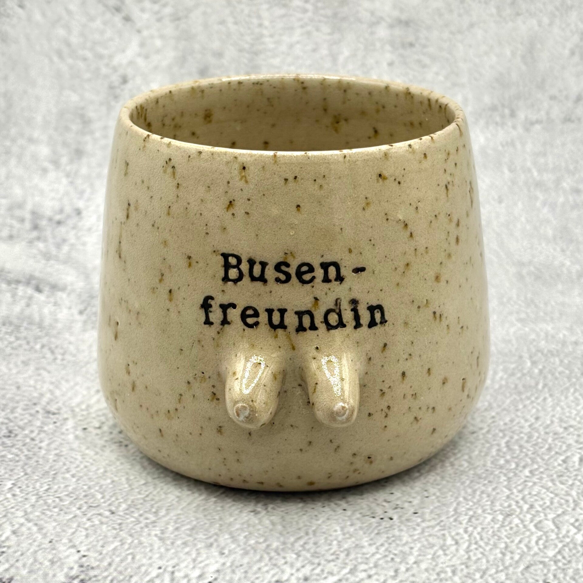 Tasse „Busenfreundin“ – Für alle, die Humor mit Kurven mögen