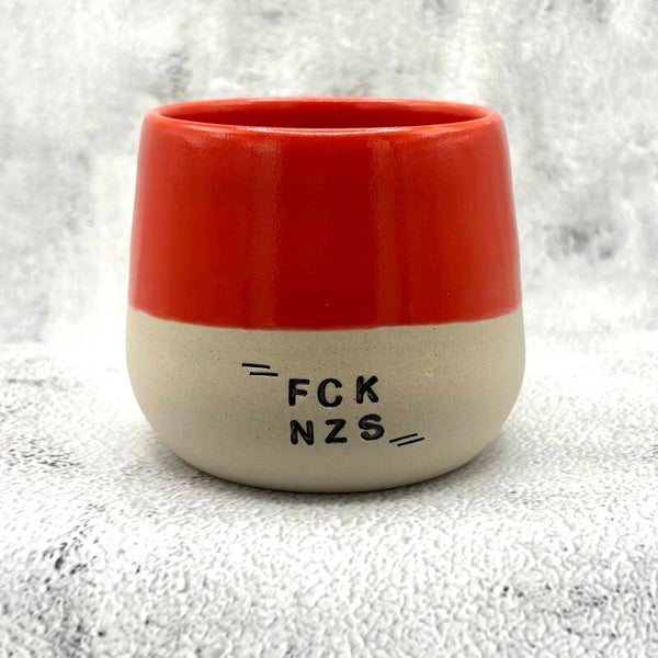 Keramiktasse mit Statement – FCK NZS in Rot