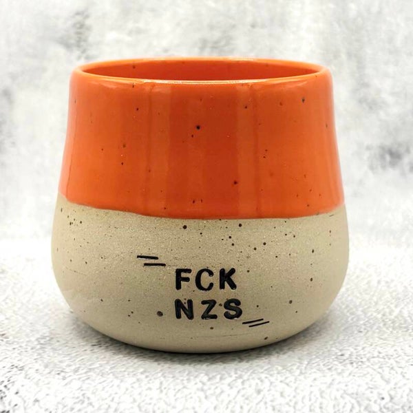 Keramiktasse mit Statement – FCK NZS in Orange