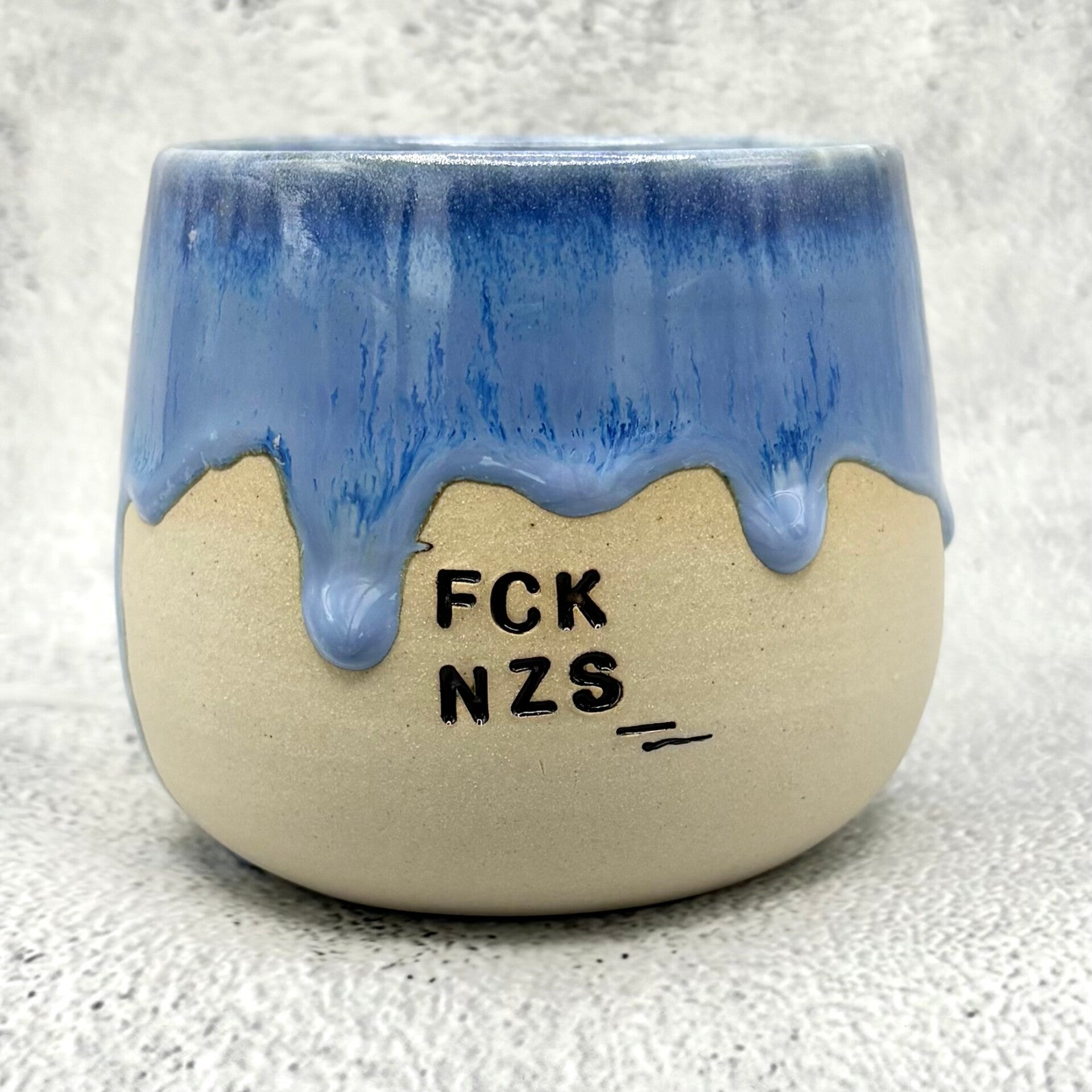 Keramiktasse mit Statement – FCK NZS in Beige und Blau