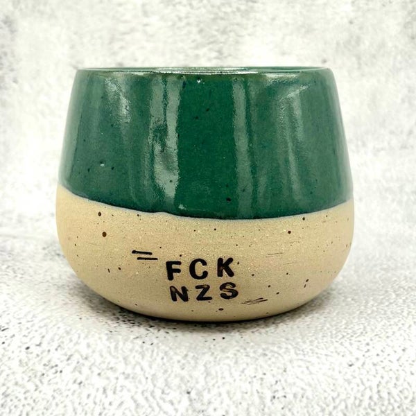 Keramiktasse mit Statement – FCK NZS in Grün