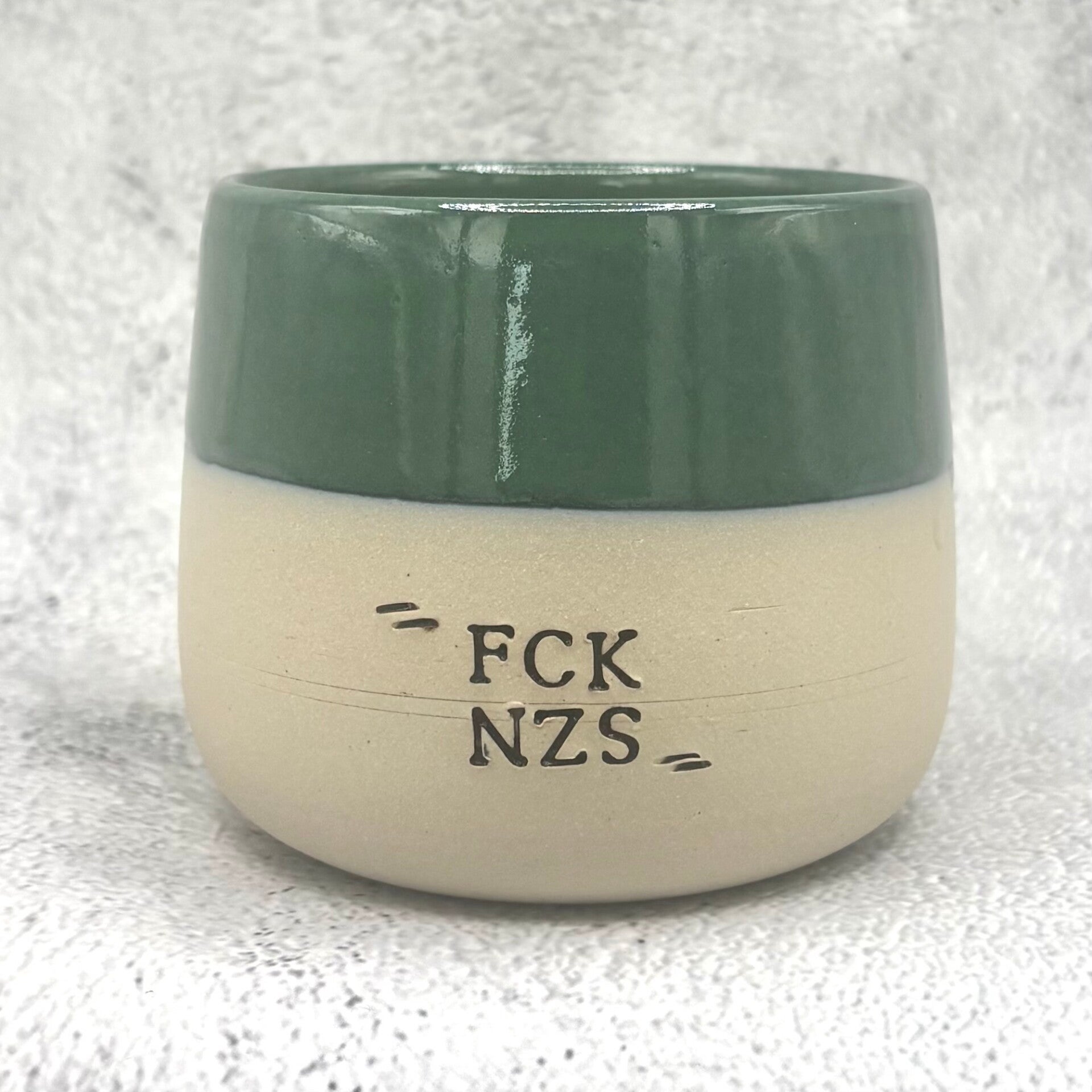 Keramiktasse mit Statement – FCK NZS in Grün