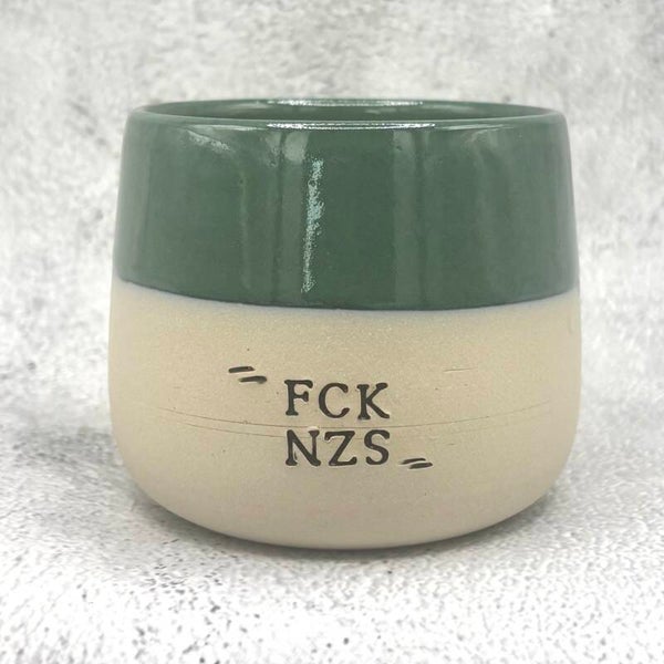 Keramiktasse mit Statement – FCK NZS in Grün